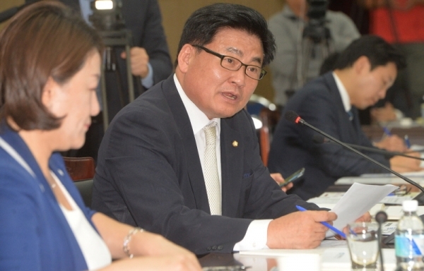 15일 오전 인천시청 대회의실에서 열린 ‘국회 안전행정위원회 인천시에 대한 국정감사’에서 더불어민주당 소병훈 의원이 질의하고 있다.조주현기자