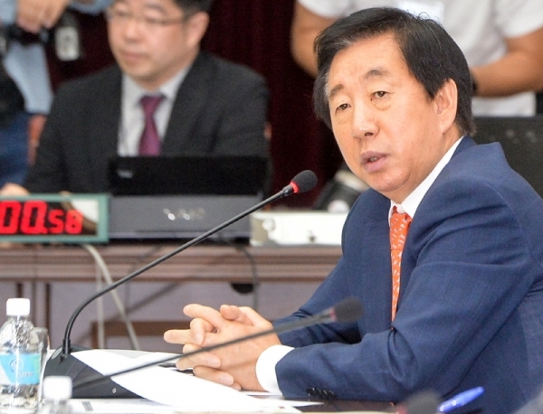 15일 오전 인천시청 대회의실에서 열린 ‘국회 안전행정위원회 인천시에 대한 국정감사’에서 자유한국당 김성태 의원이 질의하고 있다.조주현기자