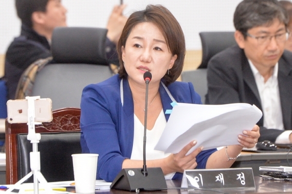 15일 오전 인천시청 대회의실에서 열린 ‘국회 안전행정위원회 인천시에 대한 국정감사’에서 더불어민주당 이재정 의원이 질의하고 있다.조주현기자