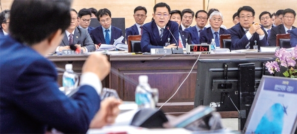 15일 오전 인천시청 대회의실에서 열린 ‘국회 안전행정위원회 인천시에 대한 국정감사’에서 박남춘 인천시장이 ‘붉은 수돗물 사태’와 관련한 김성태 의원(한•강서구을)의 질의에 답변하고 있다. 조주현기자