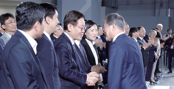 문재인 대통령이 15일 오후 화성시 현대자동차 남양연구소에서 열린 미래차산업 국가비전 선포식에 입장하며 이재명 경기도지사와 인사를 나누고 있다.