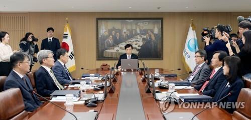 이주열 한국은행 총재가 16일 오전 서울 중구 한국은행에서 금융통화위원회 본회의를 주재하고 있다.  연합뉴스