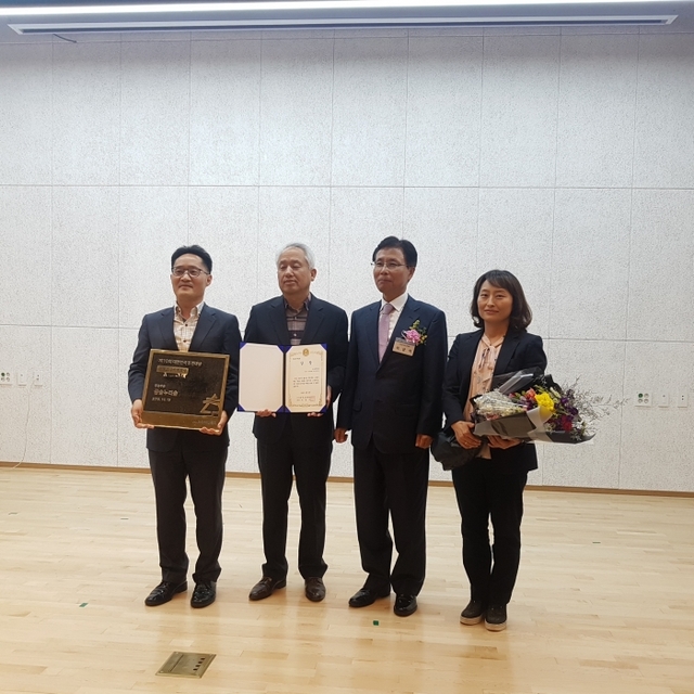왼쪽부터 백종만 시흥시 공원과장, 김영진 시흥시 환경국장, 이상석 한국조경학회장, 강송희 시흥시 산림보호팀장