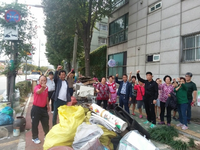 지난 5일 인천 동구 화수정원마을 주민협의체 주민 30여명이 화수동 일대에서 마을환경정비활동을 하고 있다. 동구 제공