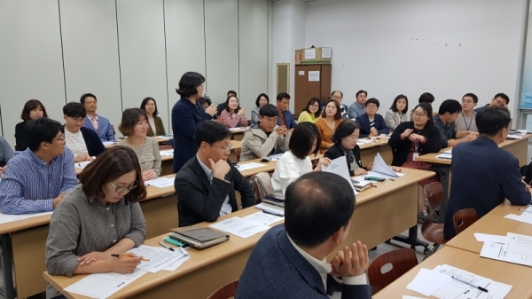 지난 14일 인천 남동구 인천YWCA 강의실에서 시와 군·구의 마을공동체 및 주민자치 담당자, 인천마을공동체만들기지원센터 관계자 등 40여명이 참석한 가운데 제1회 업무협의회를 했다. 인천시 제공