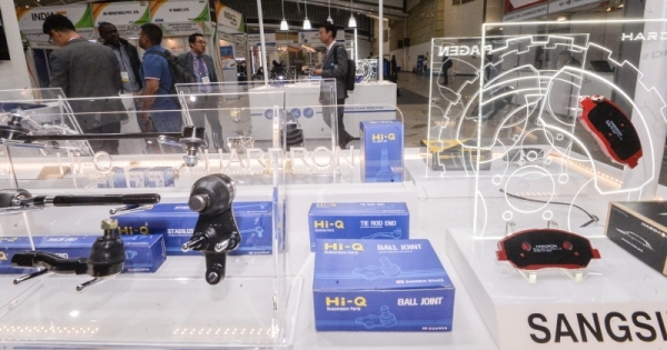 16일 인천 연수구 송도컨벤시아에서 열린 '2019 한국자동차산업전시회'에서 해외바이어들이 참가업체 부스를 살펴보고 있다.조주현기자