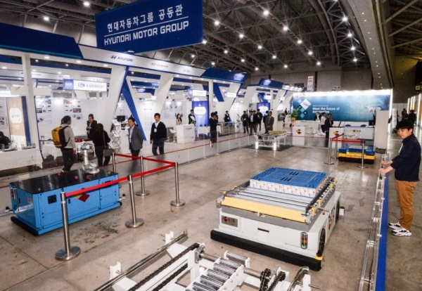 16일 인천 연수구 송도컨벤시아에서 열린 '2019 한국자동차산업전시회'에서 해외바이어들이 참가업체 부스를 살펴보고 있다.조주현기자