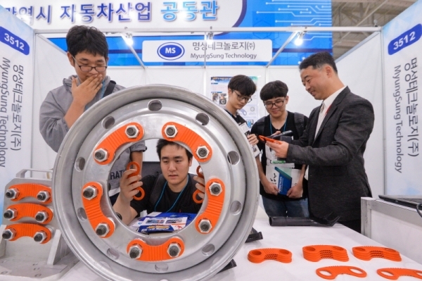 16일 인천 연수구 송도컨벤시아에서 열린 '2019 한국자동차산업전시회'에서 대형차랑 바퀴이탈 방지 제품을 개발한 인천지역 업체인 (주)명성테크놀로지 부스에서 한국폴리텍대학교 인천캠퍼스 자동차학과 학생들이 업체 관계자의 제품 설명을 듣고 있다.조주현기자