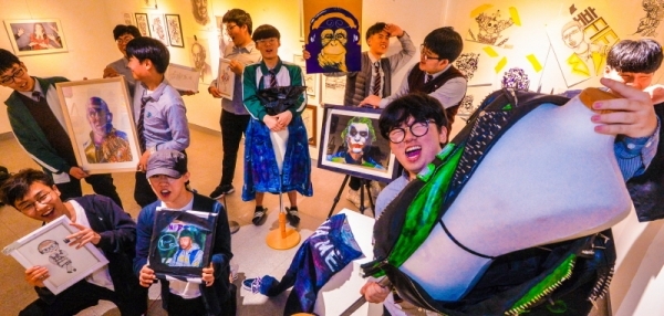 16일 오후 인천 중구 학생교육문화회관에서 열린 '인천학교예술페스티벌-이너프(InAF)'에서 부평고등학교 미술반 학생들이 출품한 작품을 선보이고 있다.조주현기자