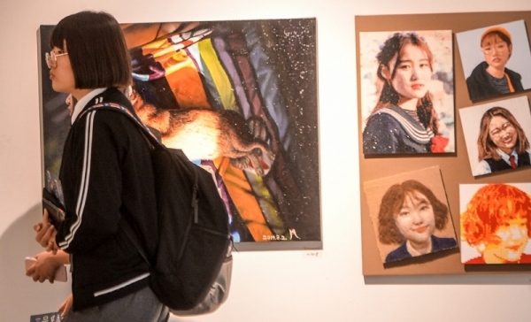 16일 오후 인천 중구 학생교육문화회관에서 열린 '인천학교예술페스티벌-이너프(InAF)'에서 한 학생이 전시를 관람하고 있다.조주현기자