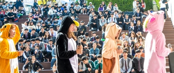 16일 오후 인천 중구 학생교육문화회관에서 열린 '인천학교예술페스티벌-이너프(InAF)'에서 인천지역 학생들이 공연을 선보이고 있다.조주현기자