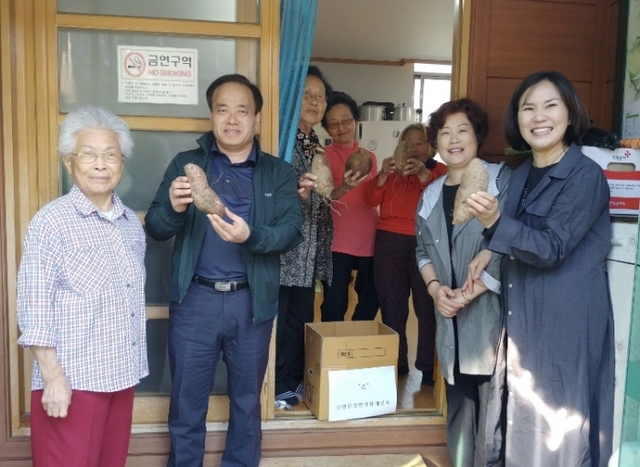 ▲ 광주시 남한산성면 새마을가족 및 생활개선회 회원, 경로당에 사랑의 고구마 전달 (2)