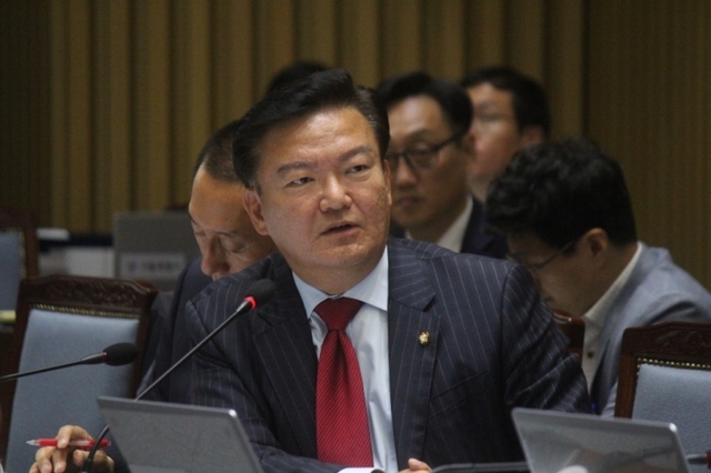▲ 국회 국토교통위원회 자유한국당 민경욱 의원이 17일 서울시 국감에서 박원순 시장에게 질의하고 있다. (민경욱 의원실 제공)