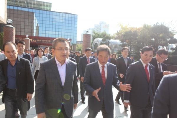자유한국당 이학재 의원이 17일 인천 서구문화회관에서 개최한 ‘황교안 대표 초청 특강 및 19일 단식 보고대회’에 황 대표와 함께 입장하고 있다.(이학재 의원실 제공)