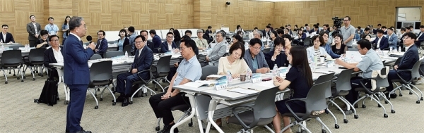경기도교육정책자문위원회가 지난 9월 10일 성남 국립국제교육원에서 첫 전체회의를 하고 있다.