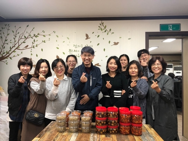 경기도일자리재단 여성능력개발본부(북부)는 ‘밑반찬 창업실무 직업훈련’ 교육 수료생들과 함께 지난 17일 경기북부 청소년 자립지원관에 반찬 기부봉사를 진행했다.