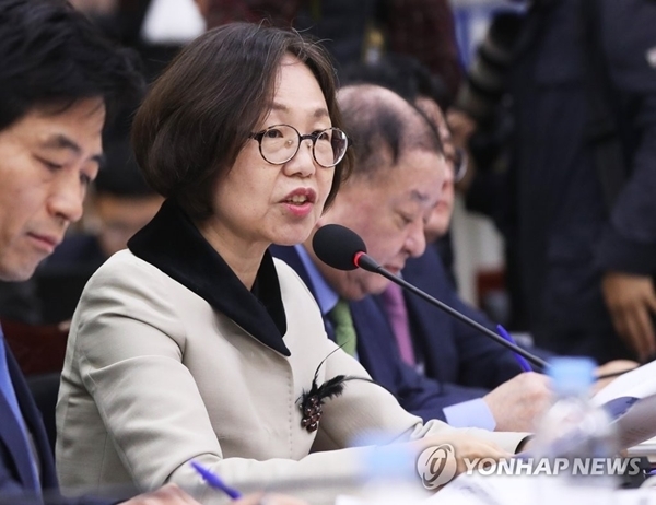 18일 오전 경기도청에서 열린 국회 행정안전위원회의 경기도에 대한 국정감사에서 더불어민주당 권미혁 의원이 질의하고 있다. 연합뉴스