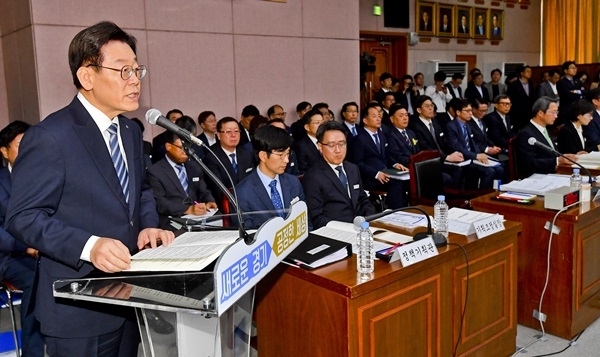 18일 오후 경기도청에서 열린 국회 행정안전위원회의 경기도에 대한 국정감사에서 이재명 경기도지사가 도정보고를 하고 있다. 윤원규 기자