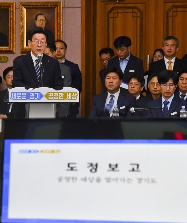 18일 오후 경기도청에서 열린 국회 행정안전위원회의 경기도에 대한 국정감사에서 이재명 경기도지사가 도정보고를 하고 있다. 윤원규 기자