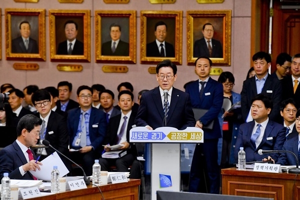 18일 오후 경기도청에서 열린 국회 행정안전위원회의 경기도에 대한 국정감사에서 이재명 경기도지사가 도정보고를 하고 있다. 윤원규 기자
