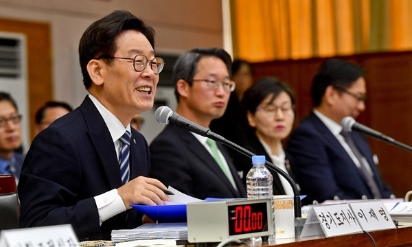 18일 오전 경기도청에서 열린 국회 행정안전위원회의 경기도에 대한 국정감사에서 이재명 경기도지사가 질의에 답하고 있다. 윤원규 기자