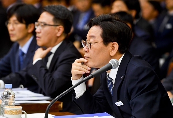 18일 오전 경기도청에서 열린 국회 행정안전위원회의 경기도에 대한 국정감사에서 이재명 경기도지사가 질의에 답하고 있다. 윤원규 기자