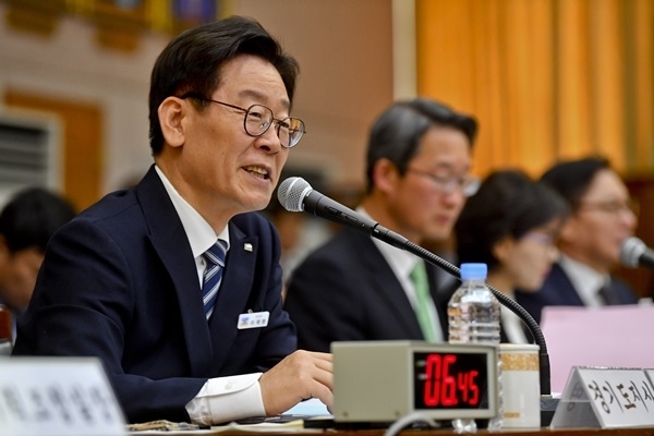 18일 오전 경기도청에서 열린 국회 행정안전위원회의 경기도에 대한 국정감사에서 이재명 경기도지사가 질의에 답하고 있다. 윤원규 기자