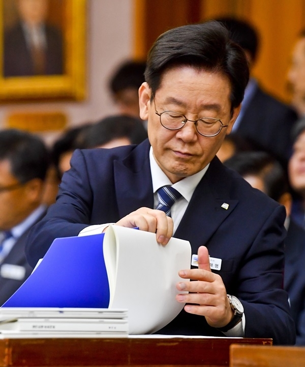 18일 오전 경기도청에서 열린 국회 행정안전위원회의 경기도에 대한 국정감사에서 이재명 경기도지사가 질의에 답하고 있다. 윤원규 기자