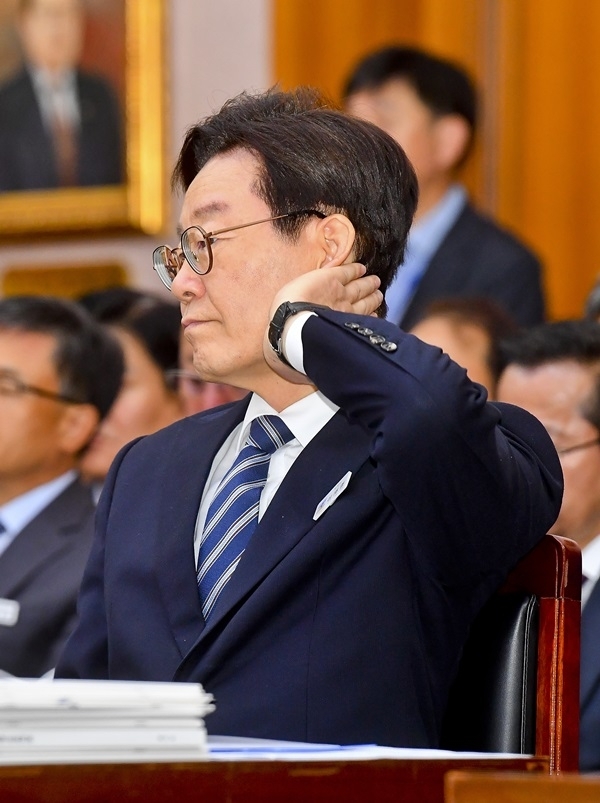 18일 오전 경기도청에서 열린 국회 행정안전위원회의 경기도에 대한 국정감사에서 이재명 경기도지사가 질의에 답하고 있다. 윤원규 기자