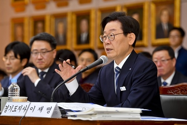 18일 오전 경기도청에서 열린 국회 행정안전위원회의 경기도에 대한 국정감사에서 이재명 경기도지사가 질의에 답하고 있다. 윤원규 기자