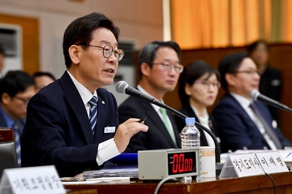 18일 오전 경기도청에서 열린 국회 행정안전위원회의 경기도에 대한 국정감사에서 이재명 경기도지사가 질의에 답하고 있다. 윤원규 기자