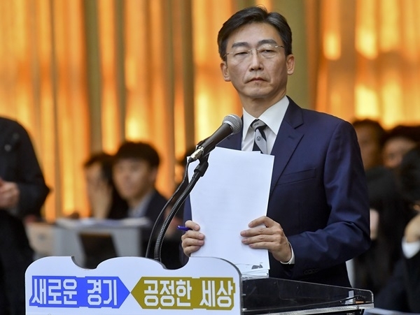 18일 오전경기도청에서 열린 국회 행정안전위원회의 경기도에 대한 국정감사에서 참고인으로 출석한 이국종 아주대 의대 교수(경기남부권역외상센터장)가 질의에 답변하고 있다. 윤원규 기자