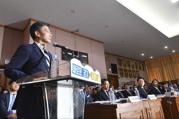 18일 오전경기도청에서 열린 국회 행정안전위원회의 경기도에 대한 국정감사에서 참고인으로 출석한 이국종 아주대 의대 교수(경기남부권역외상센터장)가 질의에 답변하고 있다. 윤원규 기자