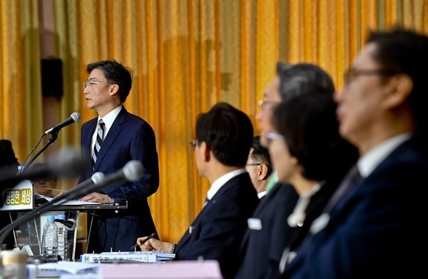 18일 오전경기도청에서 열린 국회 행정안전위원회의 경기도에 대한 국정감사에서 참고인으로 출석한 이국종 아주대 의대 교수(경기남부권역외상센터장)가 질의에 답변하고 있다. 윤원규 기자