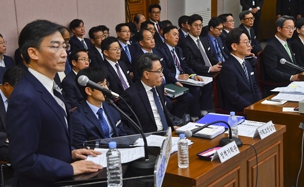 18일 오전경기도청에서 열린 국회 행정안전위원회의 경기도에 대한 국정감사에서 참고인으로 출석한 이국종 아주대 의대 교수(경기남부권역외상센터장)가 질의에 답변하고 있다. 윤원규 기자