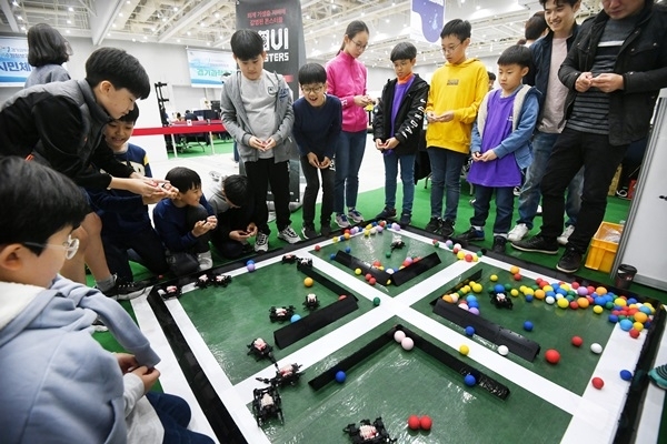 '2019 경기안전문화 수원시민안전 119페스티벌' 행사가 열린 18일 수원컨벤션센터에서 청소년 및 시민들이 안전사고 대비 체험을 하고 있다. 경기도와 수원시 주최, 경기일보 후원으로 화재, 지진, 교통사고 대비 등 다양한 안전체험관이 마련된 이번 행사는 19일까지 열린다. 김시범 기자