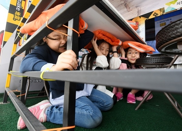 '2019 경기안전문화 수원시민안전 119페스티벌' 행사가 열린 18일 수원컨벤션센터에서 청소년 및 시민들이 안전사고 대비 체험을 하고 있다. 경기도와 수원시 주최, 경기일보 후원으로 화재, 지진, 교통사고 대비 등 다양한 안전체험관이 마련된 이번 행사는 19일까지 열린다. 김시범 기자