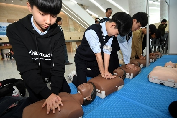 '2019 경기안전문화 수원시민안전 119페스티벌' 행사가 열린 18일 수원컨벤션센터에서 청소년 및 시민들이 안전사고 대비 체험을 하고 있다. 경기도와 수원시 주최, 경기일보 후원으로 화재, 지진, 교통사고 대비 등 다양한 안전체험관이 마련된 이번 행사는 19일까지 열린다. 김시범 기자