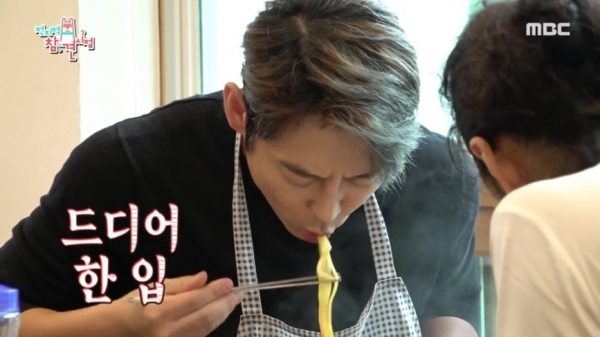 '전지적 참견 시점'에서 공주 짬뽕 맛집을 찾은 가수 테이. MBC