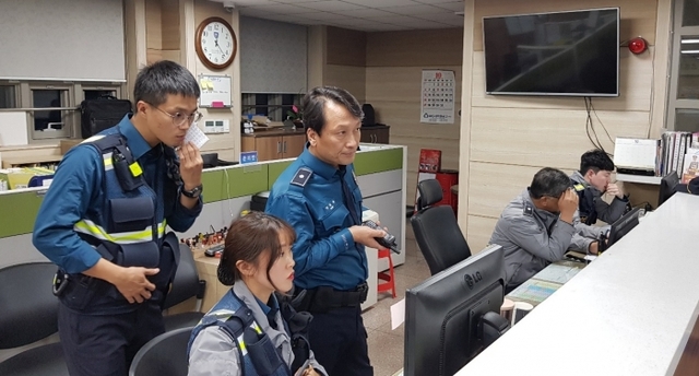 20일 0시25분, 수원중부경찰서 장안문지구대에서 양희창 순찰1팀장(가운데)이 무전을 통해 사건을 지휘하고 있다. 채태병기자