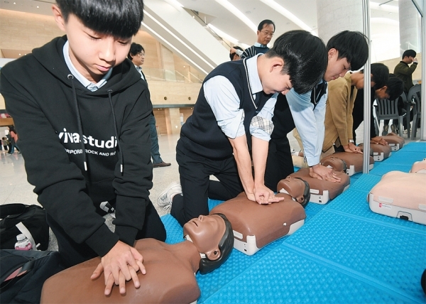 응급환자 심폐소생술을 체험하고 있는 학생들.