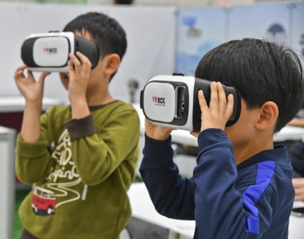 미래의 과학과 정보 관련 체험 및 전시를 관람할 수 있는 '2019 경기과학축전& 제16회 수원정보과학축제'가 열린 19일 오후 수원컨벤션센터에서 청소년들이 다양한 미래기술 및 로봇산업 등을 체험하고 있다.  윤원규기자