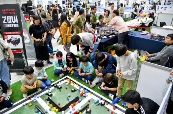미래의 과학과 정보 관련 체험 및 전시를 관람할 수 있는 '2019 경기과학축전& 제16회 수원정보과학축제'가 열린 19일 오후 수원컨벤션센터에서 청소년들이 다양한 미래기술 및 로봇산업 등을 체험하고 있다.  윤원규기자