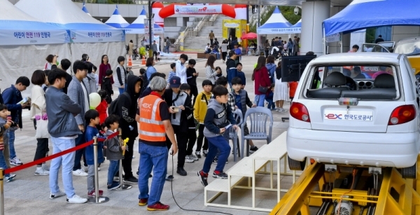 '2019 경기안전문화 수원시민안전 119페스티벌' 행사가 열린 19일 수원컨벤션센터에서 청소년 및 시민들이 안전띠의 중요성을 체험하고 있다. 경기도와 수원시 주최, 경기일보 후원으로 화재, 지진, 교통사고 대비 등 다양한 안전체험관이 마련됐다. 윤원규기자