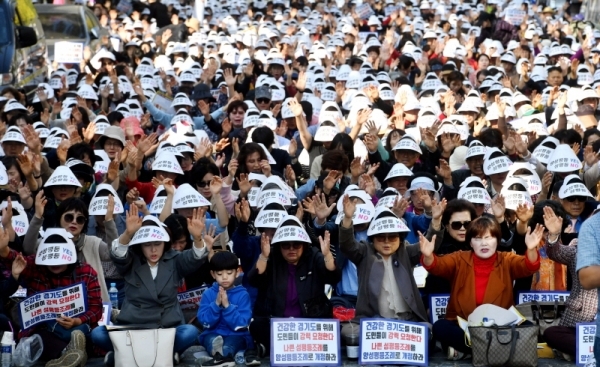 20일 경기도청 앞에서 열린 ‘HOLY 경기도, 회복을 위한 연합기도회’에서 경기도기독교총연합회 등 참가자들이 “경기도 성평등 조례가 동성애를 옹호하고 있다”며 나쁜 성평등조례를 양성평등조례로 개정 할 것을 요구하고 있다.전형민기자