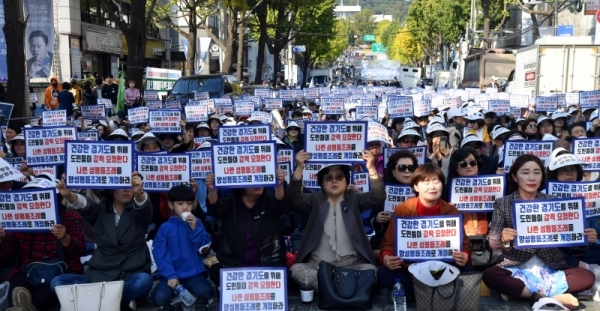 20일 경기도청 앞에서 열린 ‘HOLY 경기도, 회복을 위한 연합기도회’에서 경기도기독교총연합회 등 참가자들이 “경기도 성평등 조례가 동성애를 옹호하고 있다”며 나쁜 성평등조례를 양성평등조례로 개정 할 것을 요구하고 있다.전형민기자