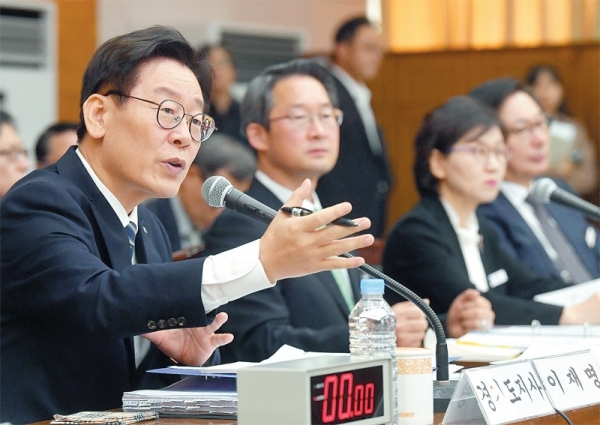 국회 행정안전위원회의 경기도에 대한 국정감사가 열린 지난 18일 오전 경기도청 국정감사장에서 이재명 경기도지사가 의원들의 질의에 답하고 있다. 윤원규기자