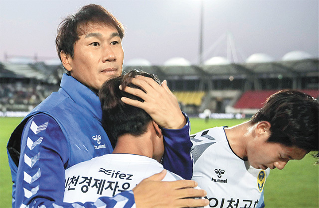 ▲ 지난 19일 성남FC전 승리 후 선수들을 끌어안고 있는 인천 유나이티드 유상철 감독.프로축구연맹 제공