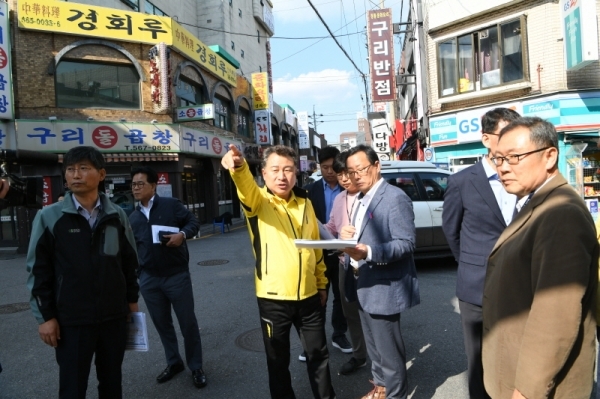 안승남 구리시장이 구리시 수택로 도로정비 사업 지역에서 현장 점검을 벌이고 있다. 구리시 제공