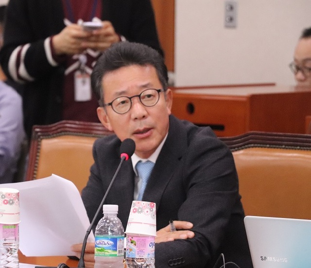 국회 국토교통위원회 자유한국당 홍철호 의원이 21일 김현미 국토교통부 장관에게 질의하고 있다. 홍철호의원실 제공